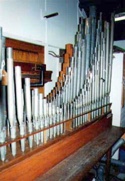 The Main Chamber (left to right): Flute, Violin,
Diapason, Violin Celeste, Clarinet